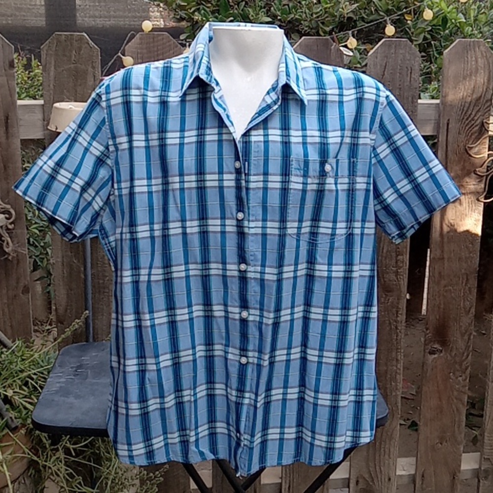 Men's American rage button brown short sleeve good condition. Blue and white.